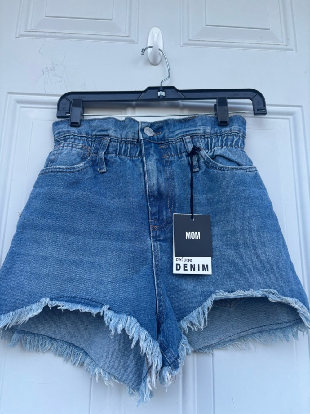 'Mom' High-Waist Blue Denim Shorts with Frayed Hem